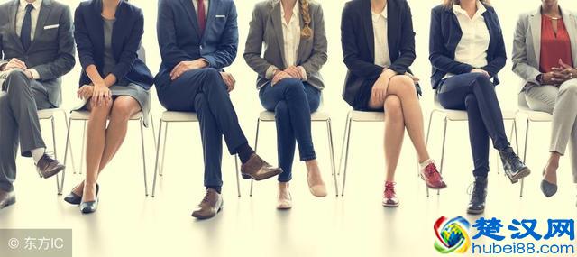 上班族久坐屁股大怎么办？3个骨盆运动，找回紧致臀部