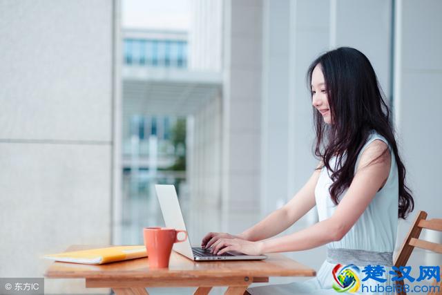 上班族久坐屁股大怎么办？3个骨盆运动，找回紧致臀部