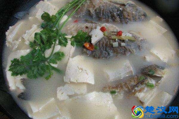 家常菜炖鱼要怎么做才好吃不易碎？这个小窍门简单的不得了！