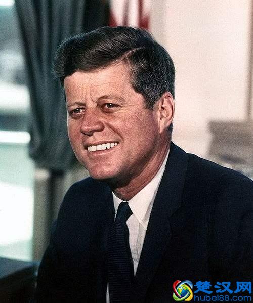 世界未解之谜：美国35任总统肯尼迪遇刺瞬间妻子为何飞奔车外