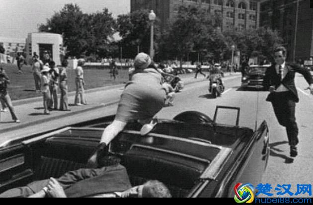 世界未解之谜：美国35任总统肯尼迪遇刺瞬间妻子为何飞奔车外