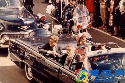 世界未解之谜：美国35任总统肯尼迪遇刺瞬间妻子为何飞奔车外