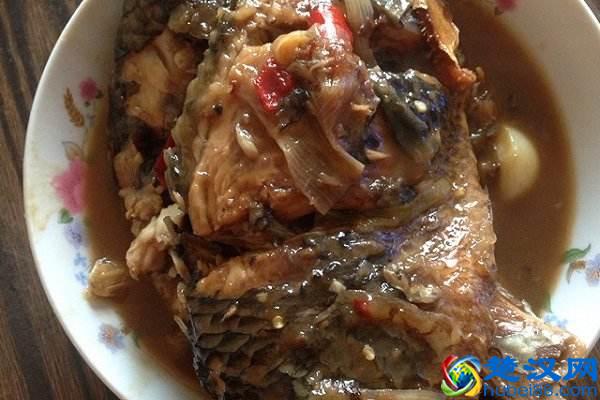 家常菜炖鱼要怎么做才好吃不易碎？这个小窍门简单的不得了！