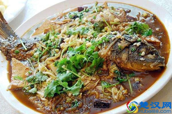 家常菜炖鱼要怎么做才好吃不易碎？这个小窍门简单的不得了！