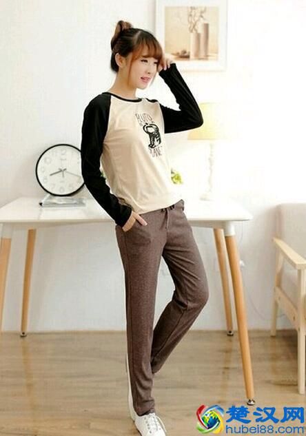 咖啡色裤子搭配什么上衣好看