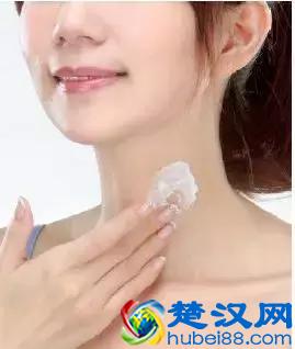 20岁就有颈纹？想要去掉颈纹只用颈霜做不到！