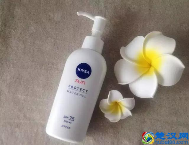 20岁就有颈纹？想要去掉颈纹只用颈霜做不到！