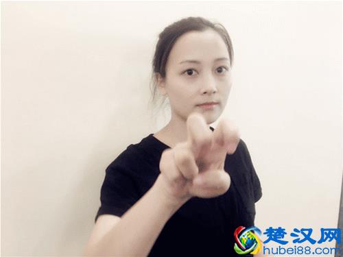 20岁就有颈纹？想要去掉颈纹只用颈霜做不到！