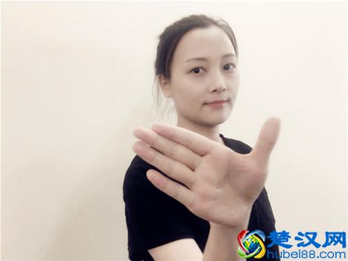 20岁就有颈纹？想要去掉颈纹只用颈霜做不到！