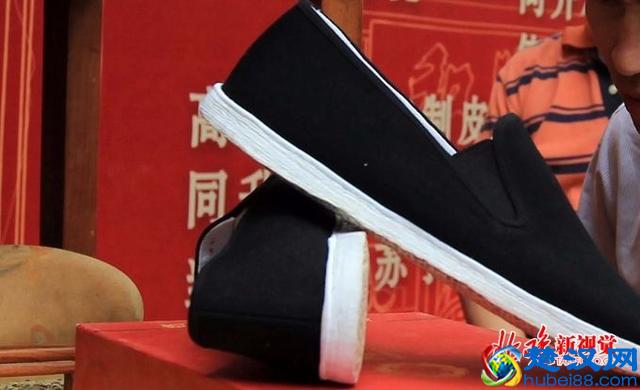 北京前进鞋厂“片儿懒”又火回来了 改良后卖脱销快给爸妈买两双