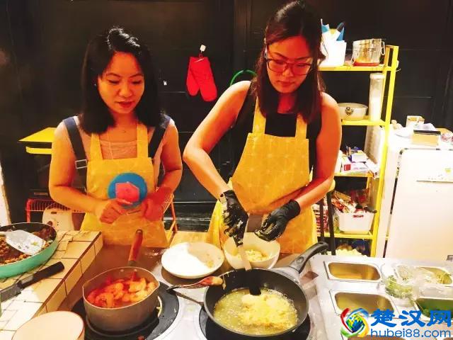 兼职在公司楼下开方便面馆，这可能是文艺青年离开店最近的一次