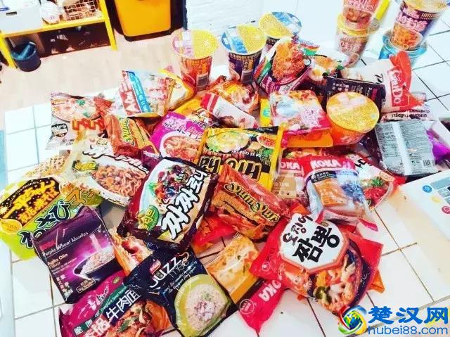 兼职在公司楼下开方便面馆，这可能是文艺青年离开店最近的一次