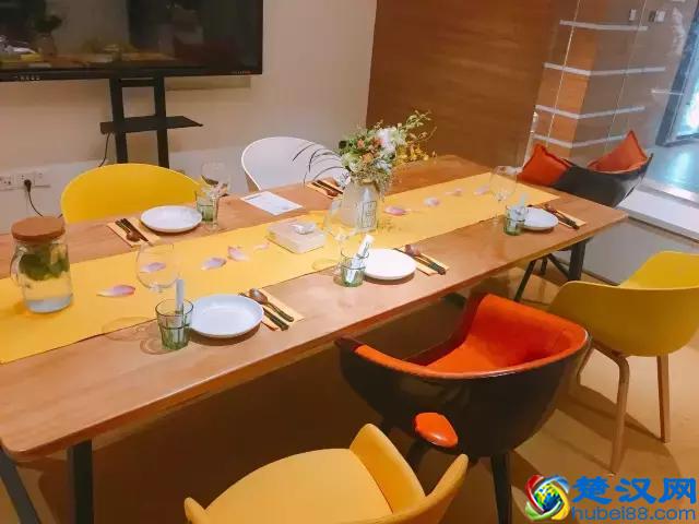 兼职在公司楼下开方便面馆，这可能是文艺青年离开店最近的一次