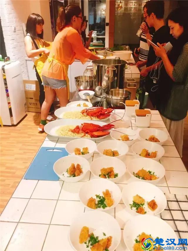 兼职在公司楼下开方便面馆，这可能是文艺青年离开店最近的一次