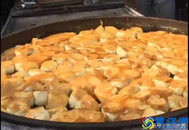 80后夫妻摆摊就卖这一种“早点”5元一个！我排30分钟的队才买到