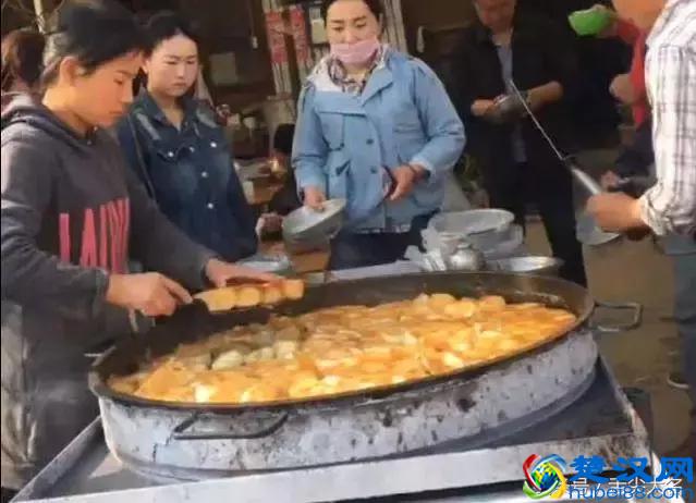 80后夫妻摆摊就卖这一种“早点”5元一个！我排30分钟的队才买到