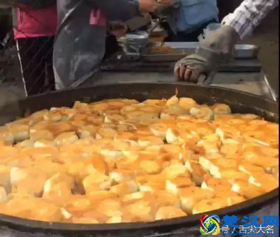 80后夫妻摆摊就卖这一种“早点”5元一个！我排30分钟的队才买到