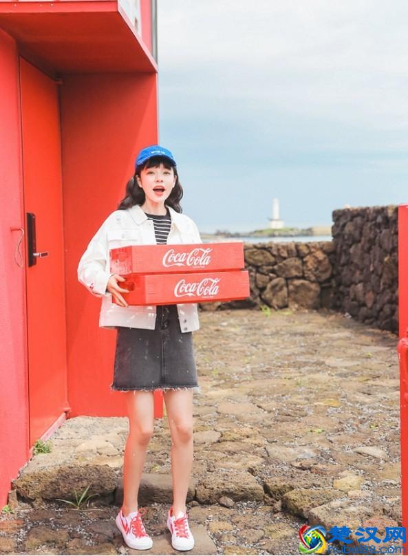 穿多了蓝色牛仔外套，不妨来试试白色的牛仔外套吧