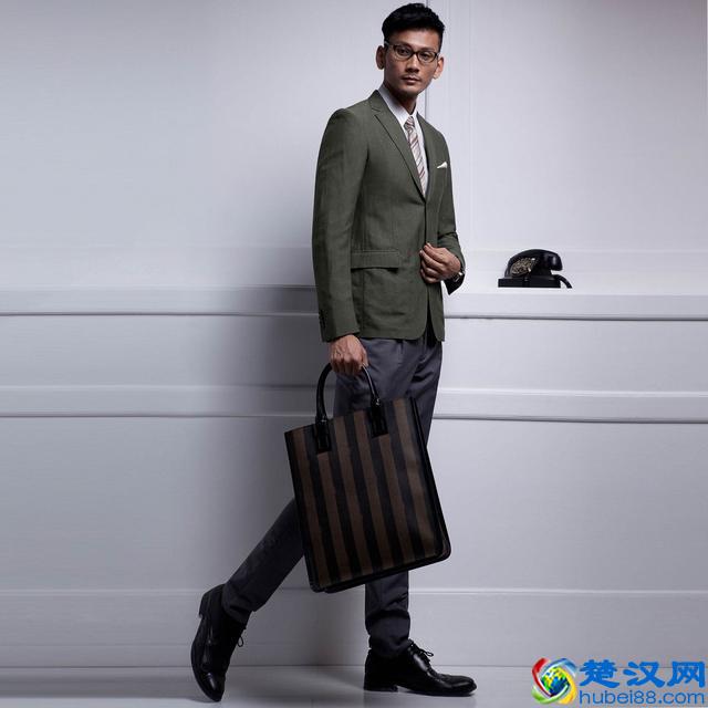 三十岁左右的男士穿什么品牌的衣服,怎么搭配比较好?