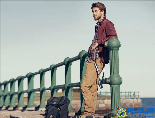 三十岁左右的男士穿什么品牌的衣服,怎么搭配比较好?