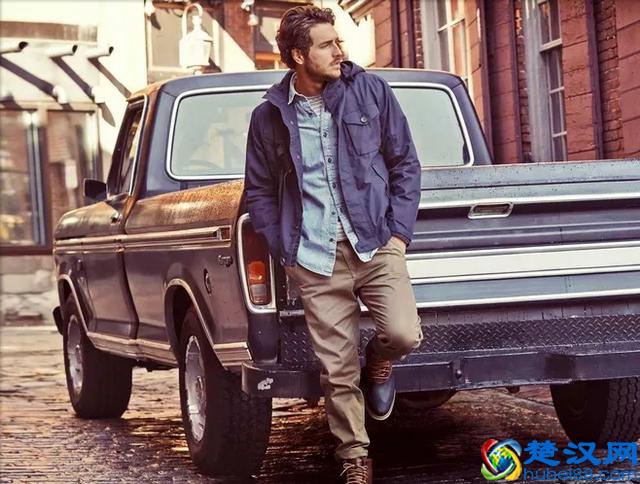 三十岁左右的男士穿什么品牌的衣服,怎么搭配比较好?