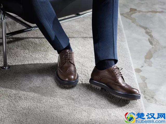 三十岁左右的男士穿什么品牌的衣服,怎么搭配比较好?