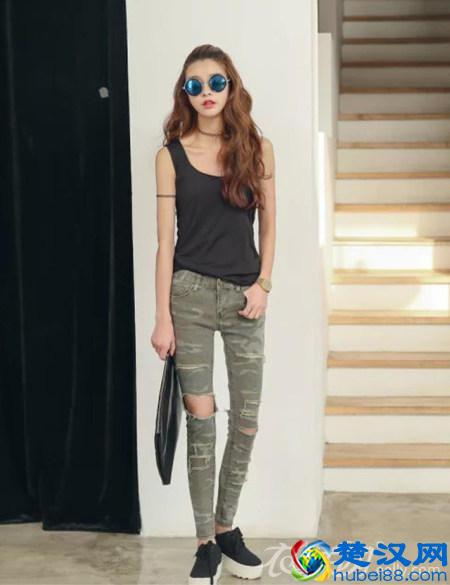 迷彩裤搭配简单T恤 中性风格的酷炫潮流