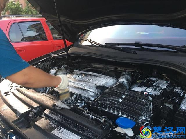 再也不用去洗车店，自己动手轻松清洗发动机舱！