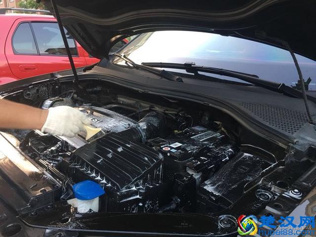 再也不用去洗车店，自己动手轻松清洗发动机舱！