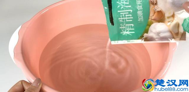 原来清洗毛呢大衣这么简单，不用水洗和晾晒，像干洗店一样干净