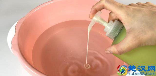 原来清洗毛呢大衣这么简单，不用水洗和晾晒，像干洗店一样干净