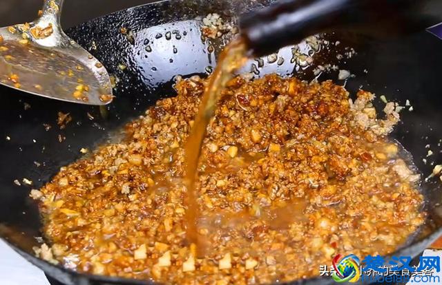 面馆里的炸酱是怎么做出来的？学会了，在家里做好吃的炸酱面