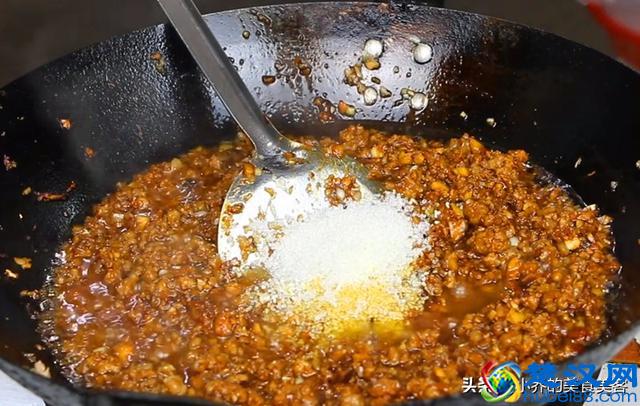 面馆里的炸酱是怎么做出来的？学会了，在家里做好吃的炸酱面