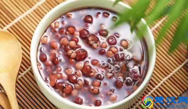 夏天出汗后，手脚出现水泡是怎么回事？