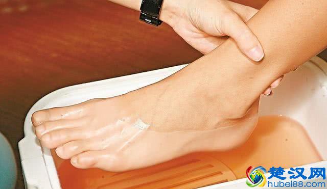 夏天出汗后，手脚出现水泡是怎么回事？
