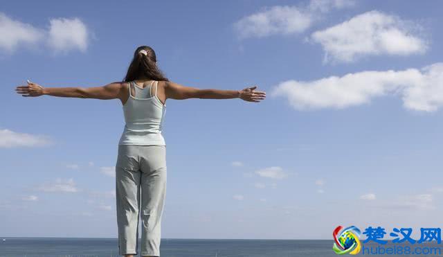 夏天出汗后，手脚出现水泡是怎么回事？