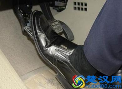 新手学车，如何踩踏离合器使车子开得更稳？