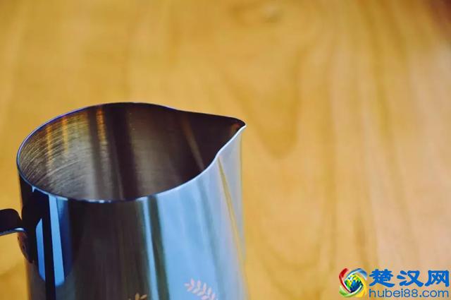 漂亮的咖啡拉花，是用什么样的奶缸拉出来的？