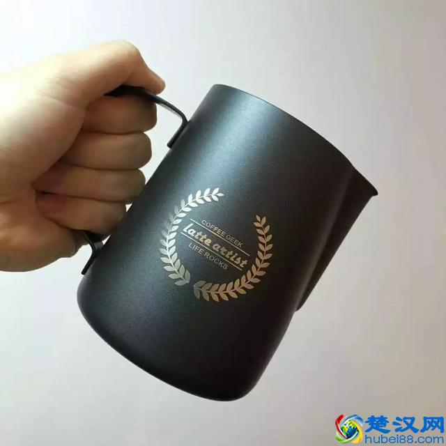 漂亮的咖啡拉花，是用什么样的奶缸拉出来的？