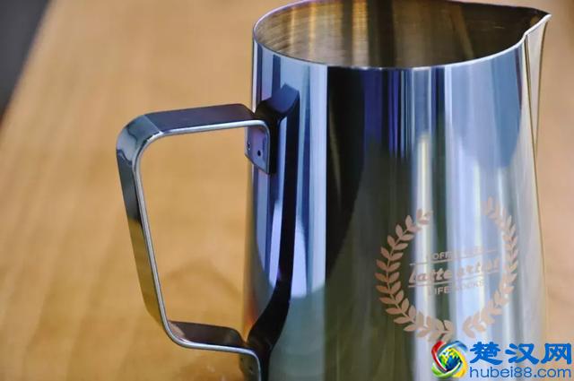 漂亮的咖啡拉花，是用什么样的奶缸拉出来的？