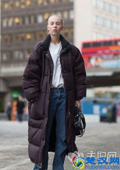 冬季羽绒服搭配 中长款羽绒服这样穿搭保暖又时髦