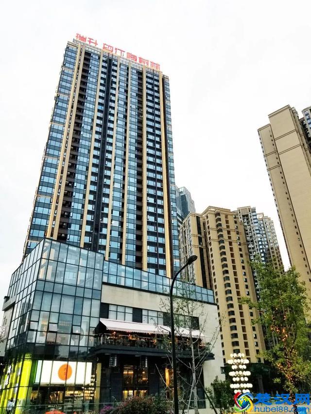 98%的成都人都不知道，锦华万达对面的橡树林藏了一个美食广场！