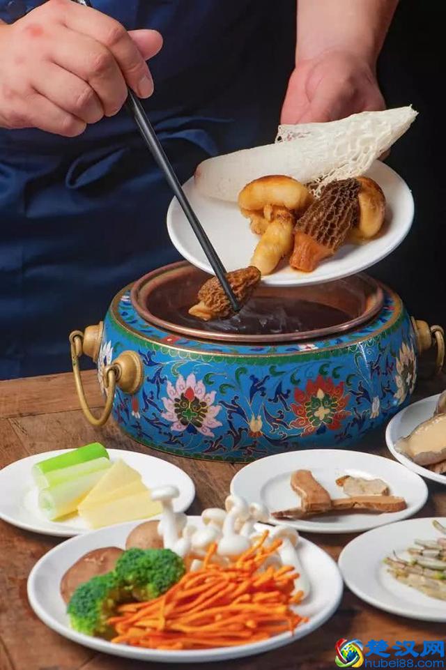 98%的成都人都不知道，锦华万达对面的橡树林藏了一个美食广场！