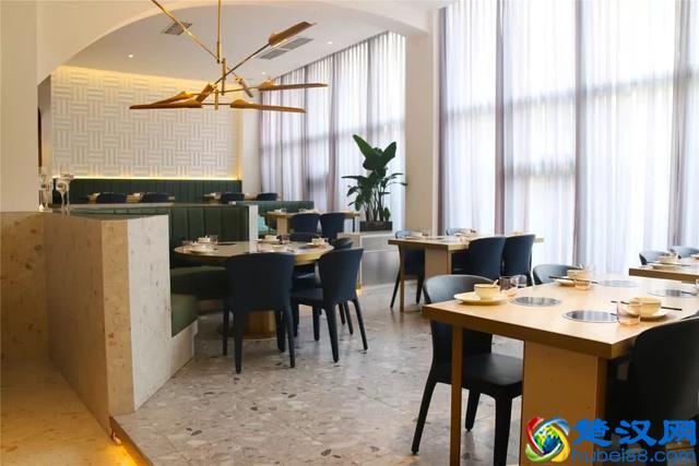 98%的成都人都不知道，锦华万达对面的橡树林藏了一个美食广场！