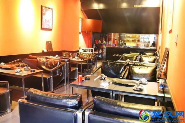 98%的成都人都不知道，锦华万达对面的橡树林藏了一个美食广场！