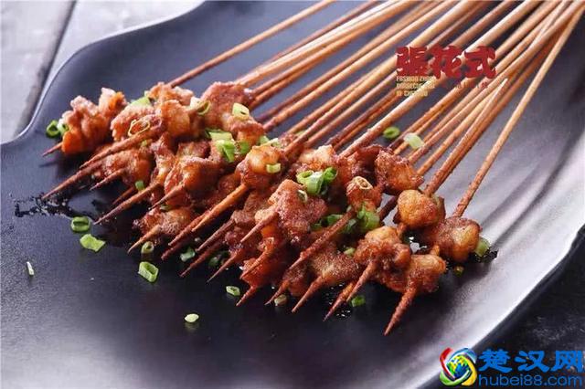 98%的成都人都不知道，锦华万达对面的橡树林藏了一个美食广场！