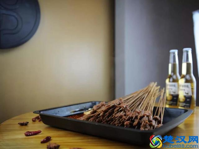 98%的成都人都不知道，锦华万达对面的橡树林藏了一个美食广场！