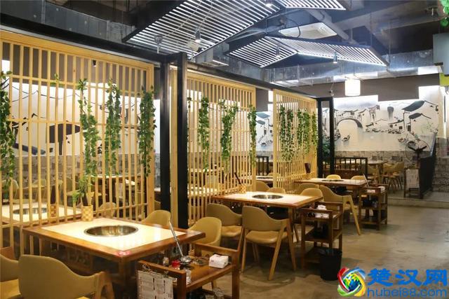 98%的成都人都不知道，锦华万达对面的橡树林藏了一个美食广场！