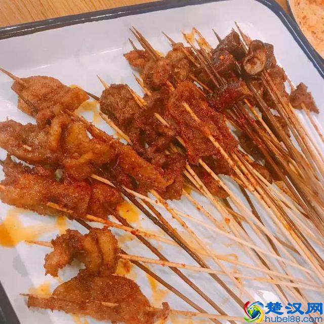 98%的成都人都不知道，锦华万达对面的橡树林藏了一个美食广场！