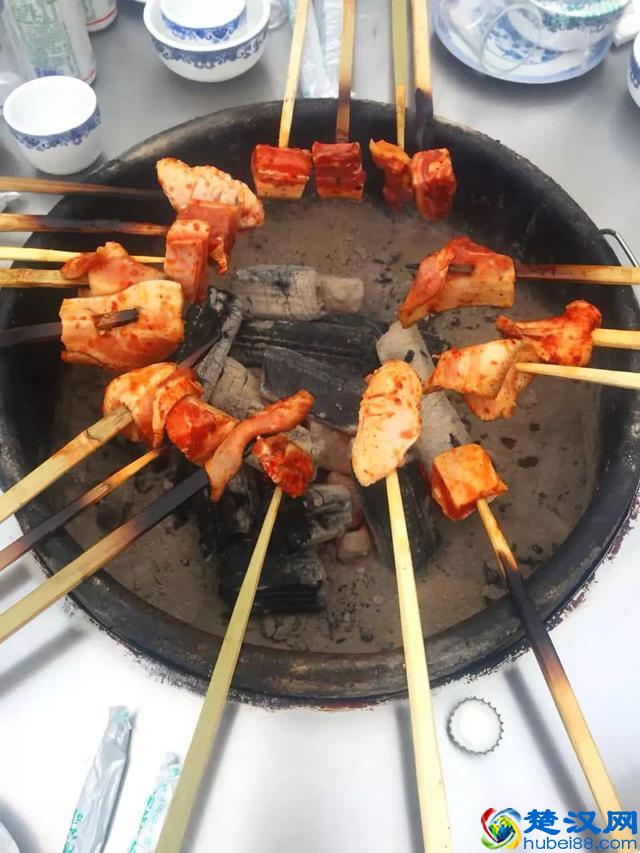 98%的成都人都不知道，锦华万达对面的橡树林藏了一个美食广场！